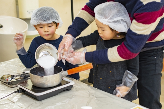 【上場企業】手作り体験教室のサービススタッフ／年収400万円以上、日勤のみ◎